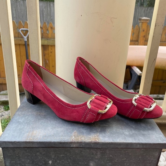 Anzetutto Red Pumps/Heels with Buckles (size 7.5) - Picture 2 of 3